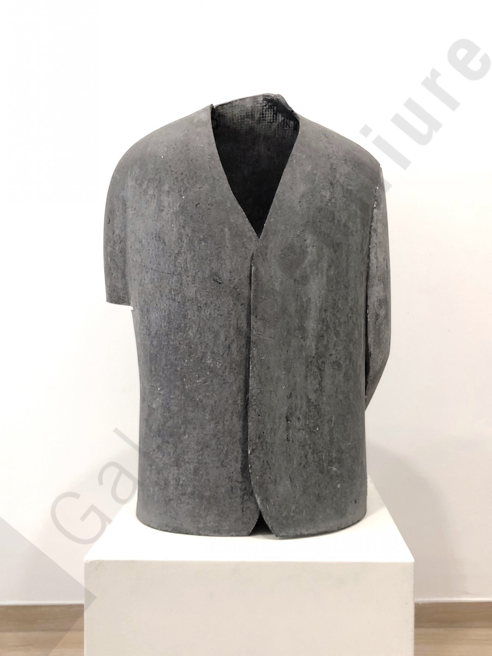 Chaqueta,1986 Uralita 76 x 54 x 32 cm.